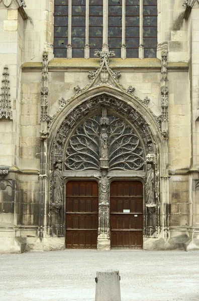 Devant la basilique Saint-Rémi à Reims — Photo