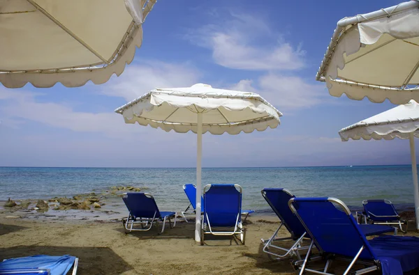 Parasols blancs sur la plage — Photo