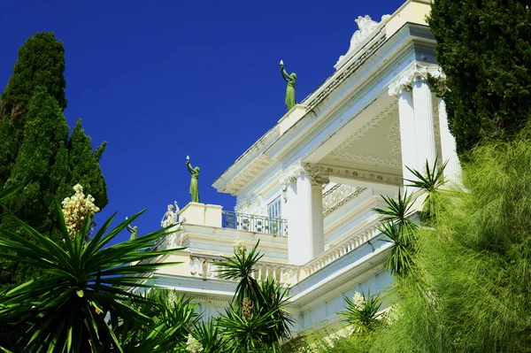 Statues on the front of the palace Achilleon, — Stock Photo, Image