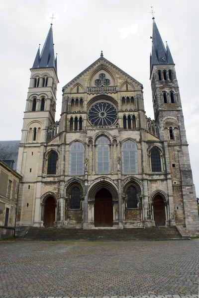 Voorkant van saint remi basiliek in reims — Stockfoto