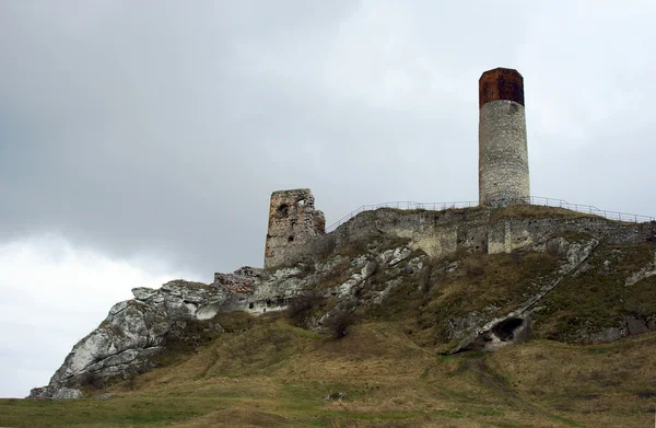 Ερειπωμένο μεσαιωνικό κάστρο με πύργο — Φωτογραφία Αρχείου