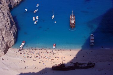 Tekneler ve zakynthos adasındaki batık beach