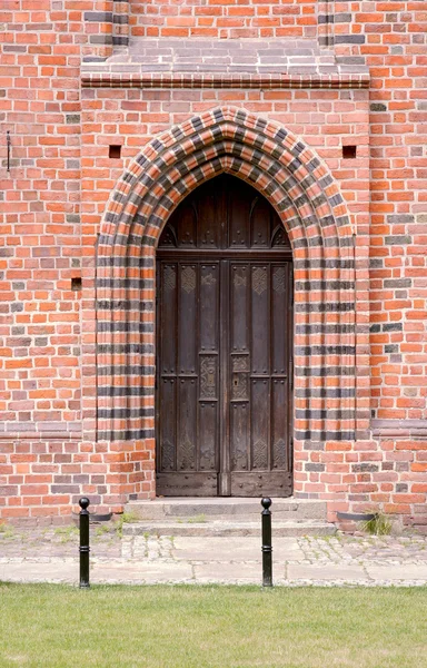 Wooden door to the Gothic church — Stock Photo, Image