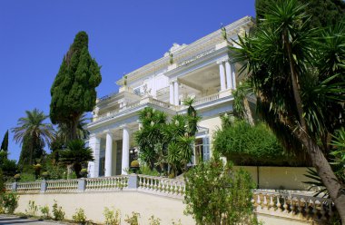 Saray achilleon önü
