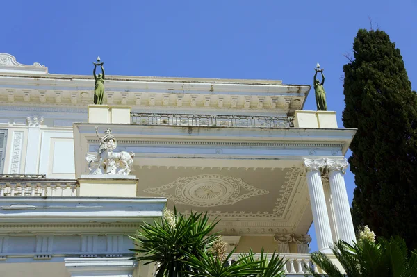 Statues on the front of the palace Achilleon — Stock Photo, Image