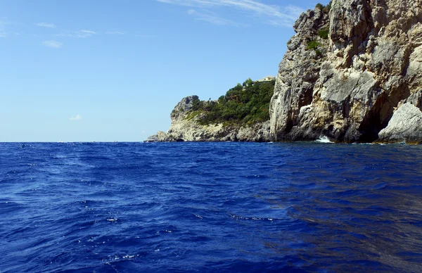 Rock na wybrzeżu wyspy Korfu — Zdjęcie stockowe
