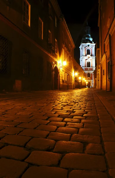 Straat met kerk per nacht — Stockfoto