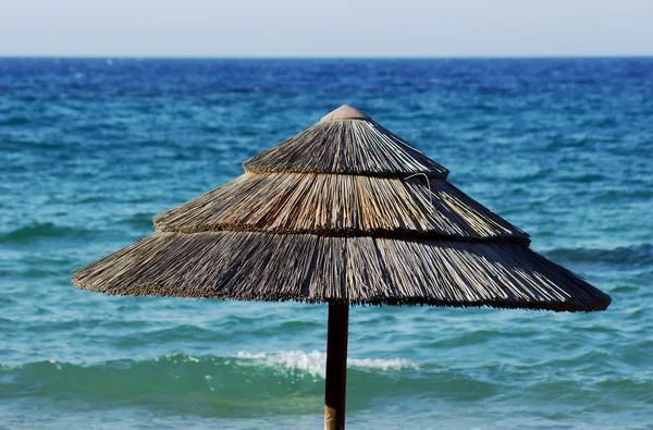 Parasol op het strand — Stockfoto