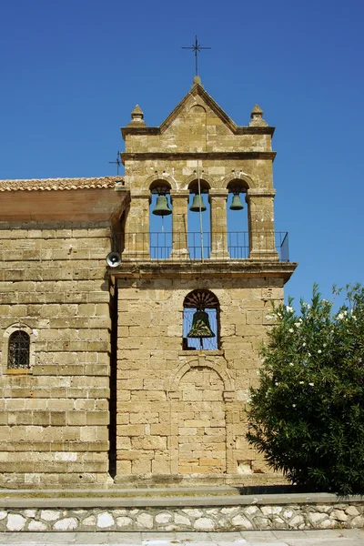 Iglesia bizantina con campanario —  Fotos de Stock