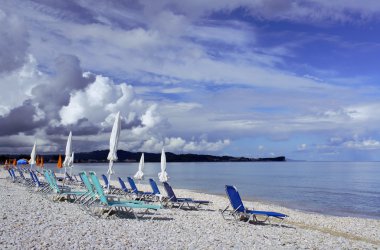 sandalye ve şemsiye