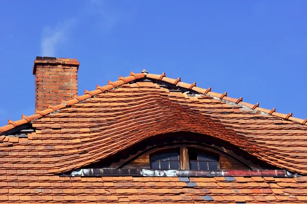 Oeil-de-boeuf - ein Fenster im Dach — Stockfoto