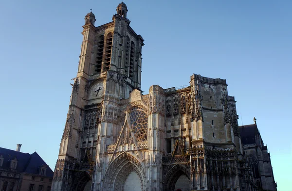 Gevel van de kathedraal Saint-Pierre-et-saint-paul — Stockfoto