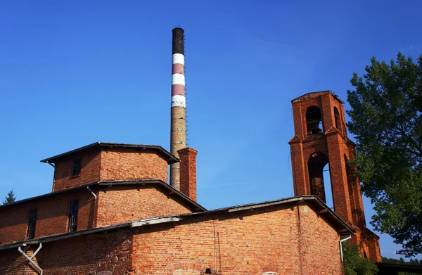 De oude, baksteen distilleerderij — Stockfoto