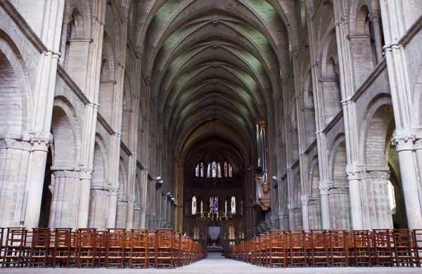 Romaanse basiliek van st remi — Stockfoto