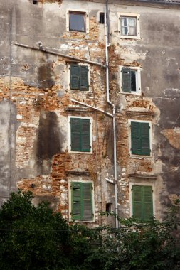 Binanın ön cephesi