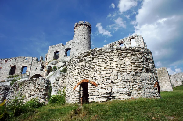 Castelo medieval arruinado com torre — Fotografia de Stock