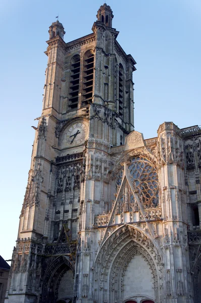Gotische façade van de kathedraal Saint-Pierre-et-saint-paul in troyes — Stockfoto