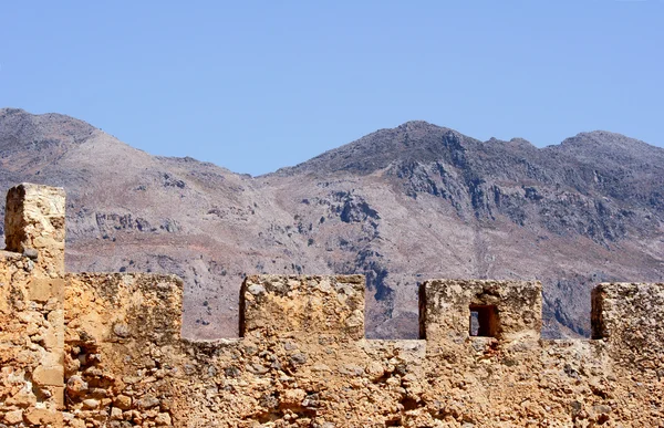Murallas de fortaleza venecianas en blanco sobre un fondo de montañas —  Fotos de Stock