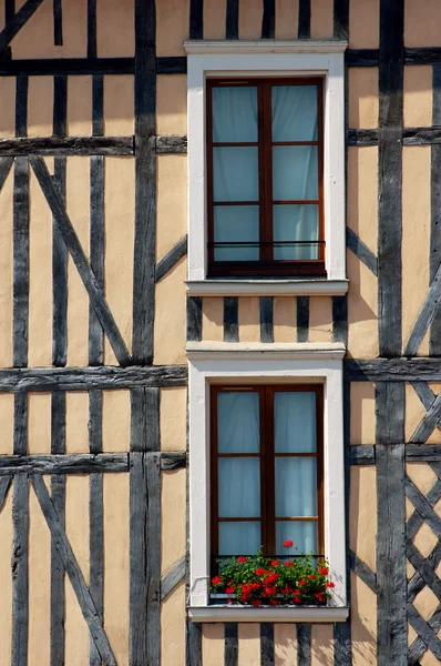 Ventanas en la casa de la vivienda la vieja ciudad de Troyes — Foto de Stock