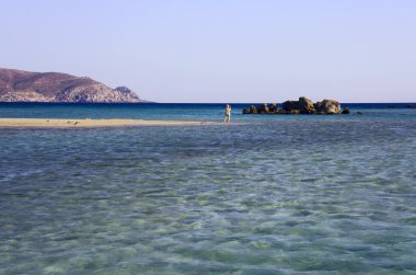 bir kadın bir Yunan Beach