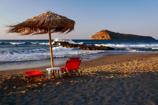 Ligbedden en parasols op het strand — Stockfoto