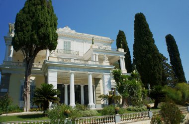 Saray achilleon önü
