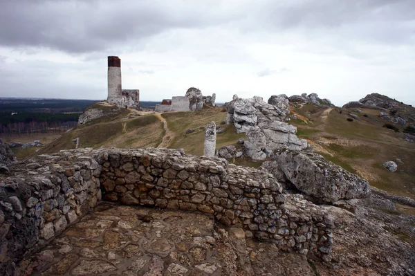 Kayalar ve yıkık Ortaçağ Kalesi — Stok fotoğraf