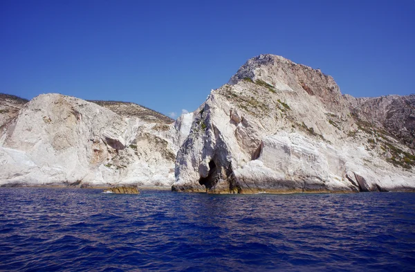 Берег з білими скелями на скелі — стокове фото