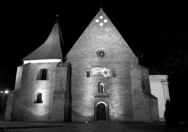 Фасад готической церкви по ночам — стоковое фото