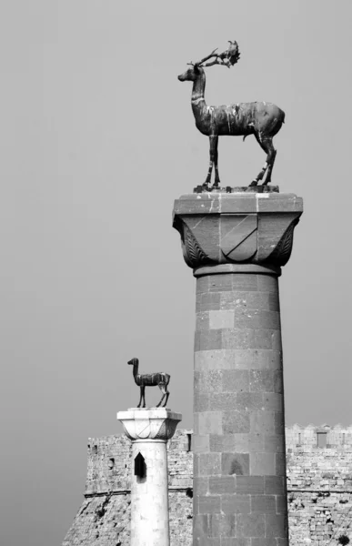 Monumento en el puerto de la ciudad de Rodas —  Fotos de Stock