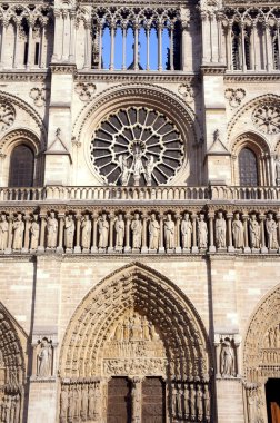 Katedralin Gotik cephesi