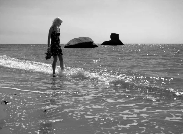 Девушка в бухте со скалами — стоковое фото