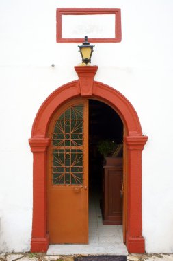 Kırmızı kilise kapısına