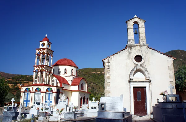 Begraafplaats, orthodoxe kapel en kerk — Stockfoto