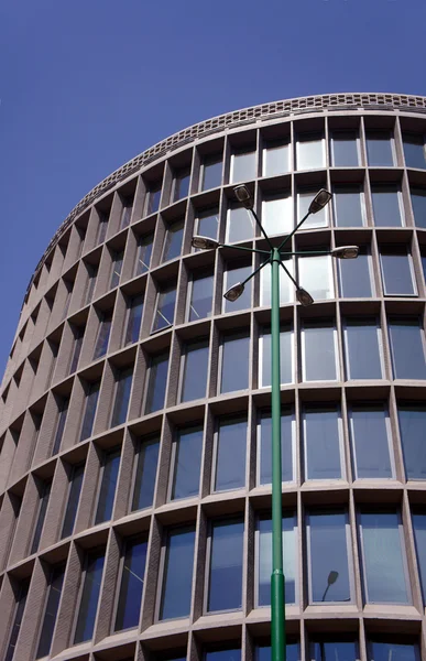 Edificio modernista redondo — Foto de Stock