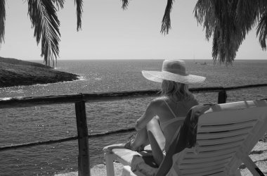 Beyaz şapkalı kız