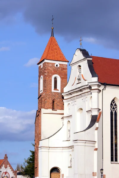 La iglesia barroca con una torre gótica —  Fotos de Stock