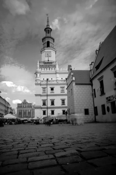 Människor och byggnader i gamla stan — Stockfoto