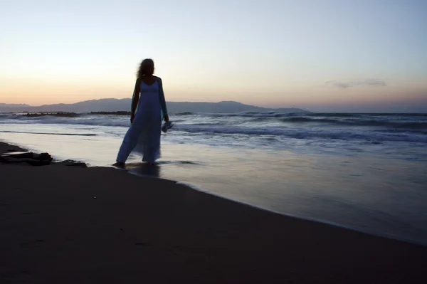 Una ragazza sulla spiaggia — Foto Stock