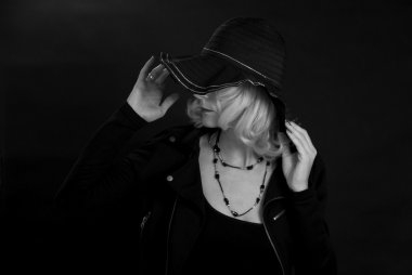 Siyah şapkalı bir kadın