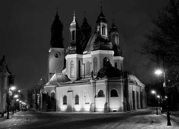 Torens van de kathedraal in de nacht, — Stockfoto