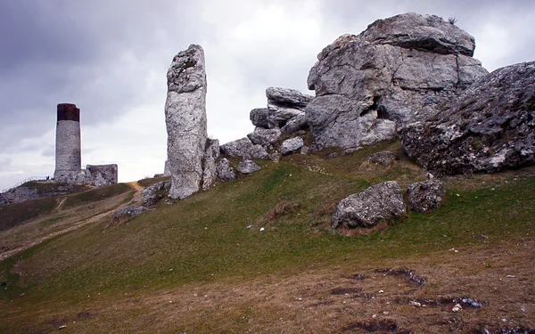 Rocas y castillo medieval en ruinas —  Fotos de Stock