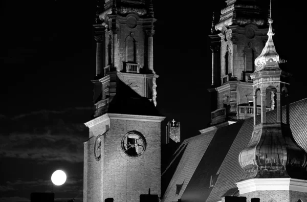 Kathedraal kerk bij nacht met maan — Stockfoto