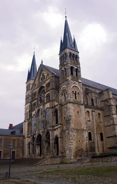 Framsidan av saint remi basilica — Stockfoto