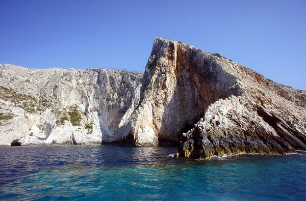 Coast with white rocks on cliff — Stock Photo, Image