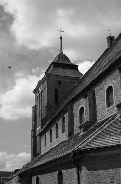Iglesia gótica en blanco y negro en Wrzesnia — Foto de Stock