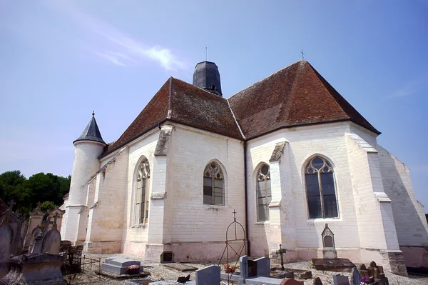 Het kerkhof en de middeleeuwse kerk — Stockfoto