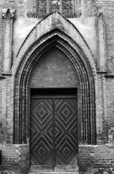 Puerta y portal en iglesia gótica —  Fotos de Stock