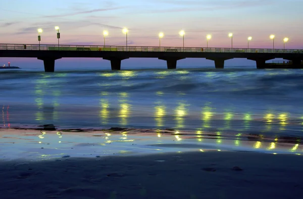 Пирс и пляж в Колобжеге ночью — стоковое фото