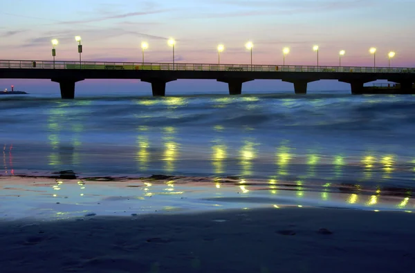 Piren och stranden i Kołobrzeg nattetid — Stockfoto